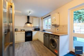 Camberley Spacious and Comfy 3 Bedroom Home, Next to Frimley Hospital with Parking - 2