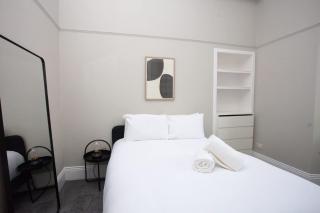 Stylish Southside 2 Bedroom Flat with Free Parking - 3