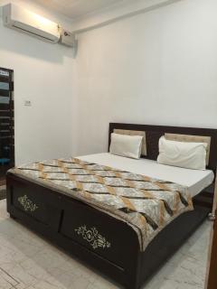 Shri Sundaram Palace Walking from Saryu Ghat - 2