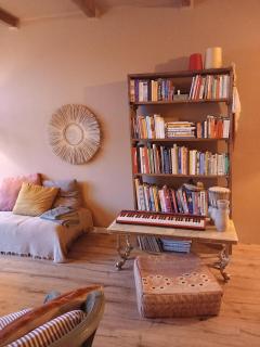 Spacious Eclectic Home Near Sea & Amsterdam - 2