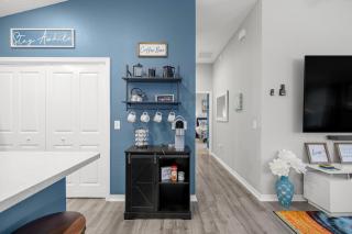 Luxe 2BR in The Villages, Mins to Eastport Town Square With Patio and Kingbed - 5