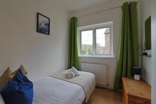 Two Bedroom House in Luton - 6