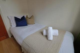 Two Bedroom House in Luton - 3