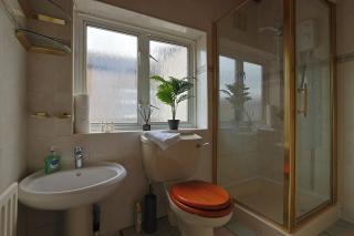 Two Bedroom House in Luton - 1