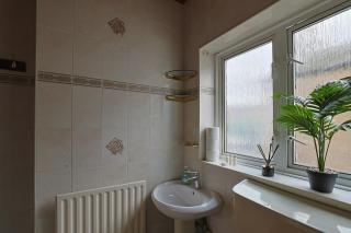 Two Bedroom House in Luton - 2