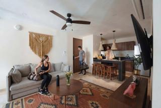 Modern 2BR Apartment - Jacuzzi Rooftop Pool & Gym - 9