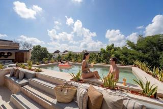 Modern 2BR Apartment - Jacuzzi Rooftop Pool & Gym - 0