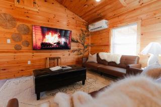 Cedar Wrapped Cozy Villa Cabin - 4 miles from Trails - 0