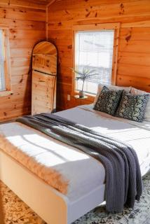 Cedar Wrapped Cozy Villa Cabin - 4 miles from Trails - 8