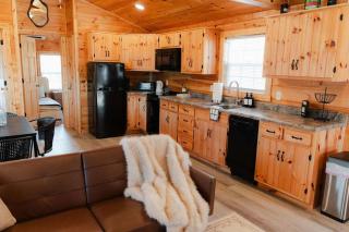 Cedar Wrapped Cozy Villa Cabin - 4 miles from Trails - 7