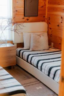 Cedar Wrapped Cozy Villa Cabin - 4 miles from Trails - 4