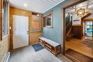 Mountain View Retreat in the heart of Banff - Massive House Sleeps 23 - 1