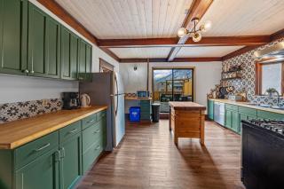 Mountain View Retreat in the heart of Banff - Massive House Sleeps 23 - 3