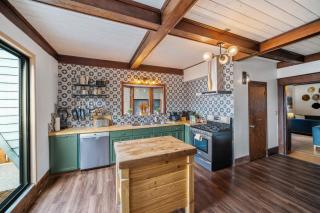 Mountain View Retreat in the heart of Banff - Massive House Sleeps 23 - 7