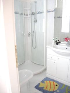 Beachside flat with balcony - 2