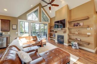 Deck and Views Scenic Group Getaway in Lakeside! - 0