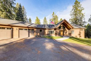 Deck and Views Scenic Group Getaway in Lakeside! - 7