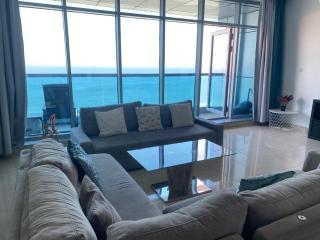 Beachfront 2-Bedroom Apartment with full Sea View - Ajman - 4