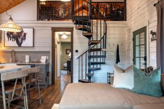 Upscale Designer Log Cabin Cozy Hot Tub Firepit - 7