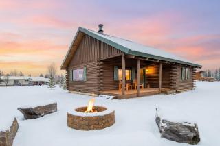 Upscale Designer Log Cabin Cozy Hot Tub Firepit - 5