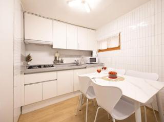 A cozy, welcoming space perfect for 3 to 7 guests with Free laundry and Parking - 7