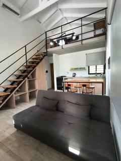 Tiny House con pileta y patio a la plaza - 0