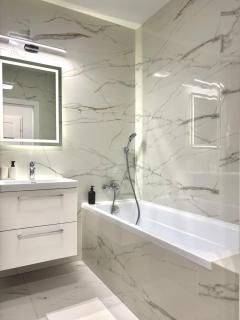 Golden Stay Luxury 3-Bedroom Apartment in Warsaw - 9