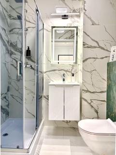 Golden Stay Luxury 3-Bedroom Apartment in Warsaw - 7