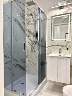 Golden Stay Luxury 3-Bedroom Apartment in Warsaw - 6