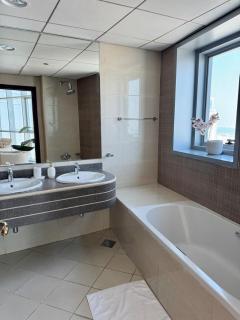 Stunning 2-Bedroom Apartment with Sea Views - 3