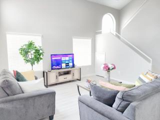 Near Strip Newly Remodeled Pool Villa 3BR 3BA - 3