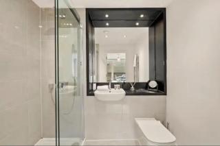 Spacious 2-Bed Station Suite - 9