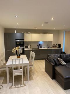 Spacious 2-Bed Station Suite - 8