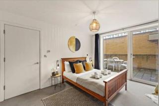 Spacious 2-Bed Station Suite - 7