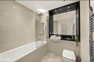 Spacious 2-Bed Station Suite - 5