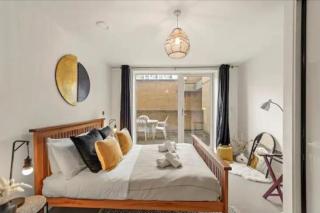 Spacious 2-Bed Station Suite - 3