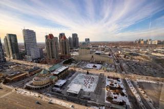 Luxury Penthouse with Celebration Square Views - 3