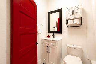 Retro-Chic Hideaway - Walking Distance To Stampede - 3