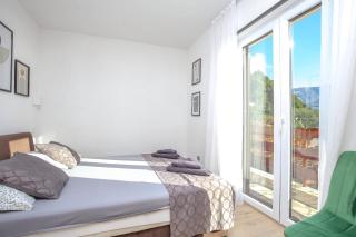 Apartments with parking space Duce, Omis - 24975 - 2