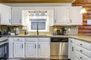 Pet-Friendly Gatlinburg Cabin with Hot Tub! - 4