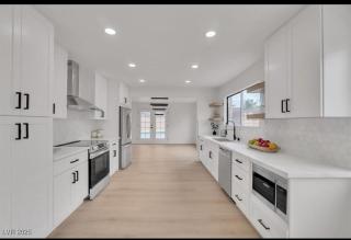 4 bedroom Luxuriously Furnished Modern Mansion With Pool, Spa, and Patio - 9