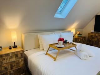 Chic Luxe Spa Retreat Light Filled King Bed Garage - 2