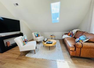 Chic Luxe Spa Retreat Light Filled King Bed Garage - 4