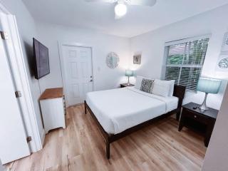 Beach Getaway One Block from the Beach - Pompano Beach - 7