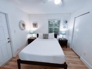 Beach Getaway One Block from the Beach - Pompano Beach - 6