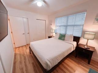 Beach Getaway One Block from the Beach - Pompano Beach - 2