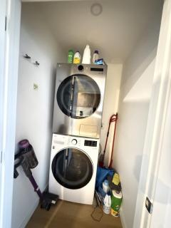 Luxury Downtown One Bedroom with Skyline Views and Free Parking - 9