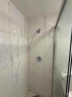 Luxury Downtown One Bedroom with Skyline Views and Free Parking - 8