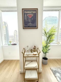 Luxury Downtown One Bedroom with Skyline Views and Free Parking - 4