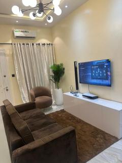 Unwind in style 2-bedroom shortlet, ps5, pool,gym - 0